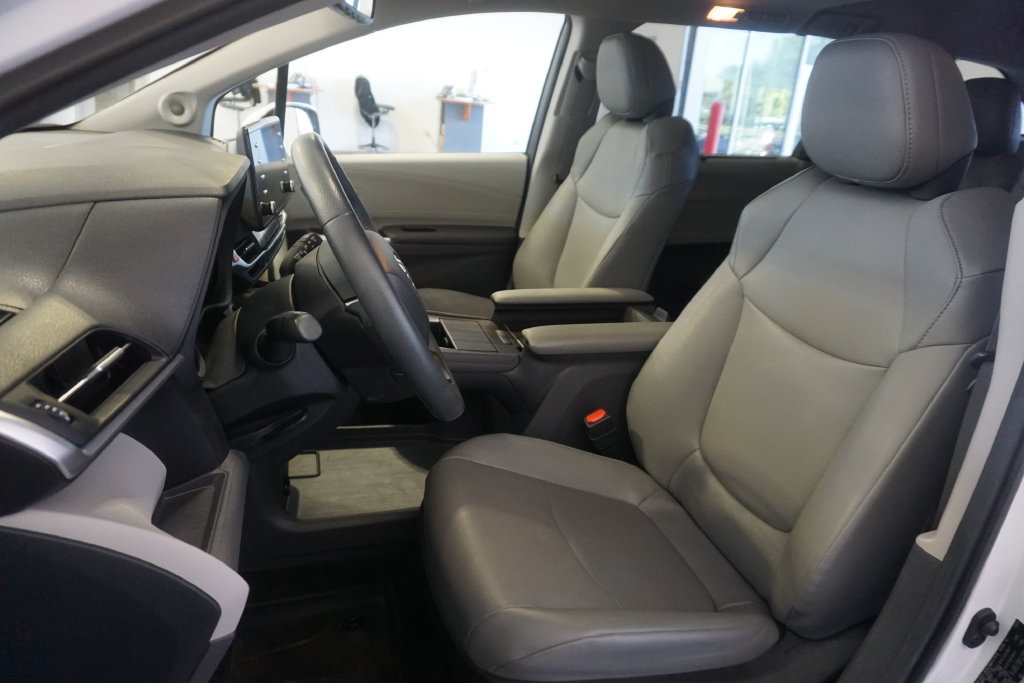 Used 2024 Toyota Sienna XLE FWD image 20