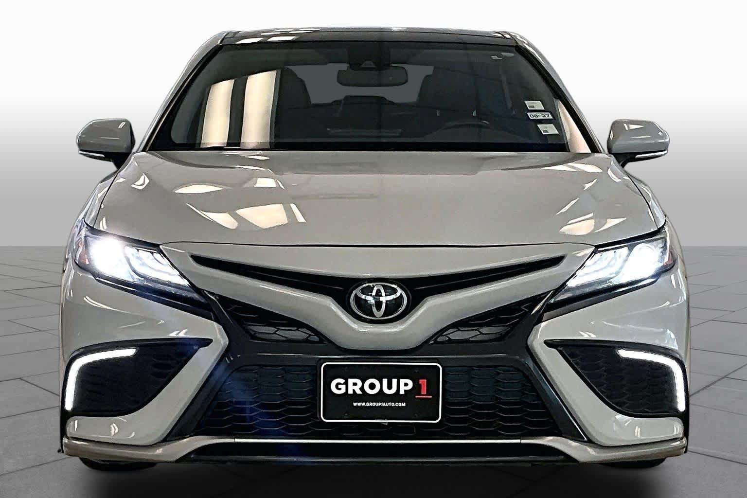 Used 2022 Toyota Camry XSE FWD image 3