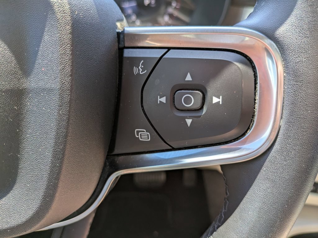 Certified 2022 Volvo XC40 T4 Momentum FWD image 27
