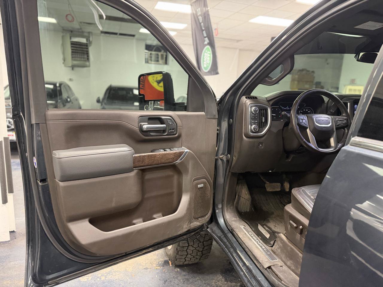 Used 2022 GMC Sierra 3500 Denali w/ Denali Ultimate Package AWD/4WD image 13