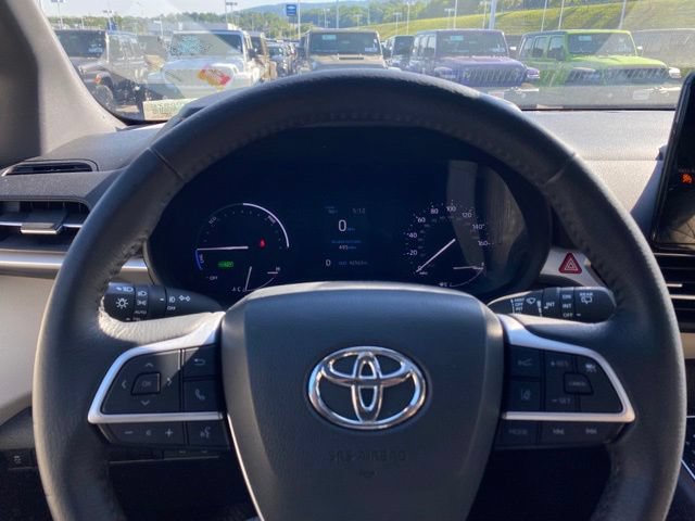 Used 2023 Toyota Sienna XLE FWD image 14