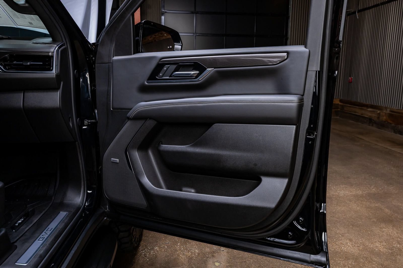 Used 2025 GMC Yukon XL Elevation AWD/4WD image 42