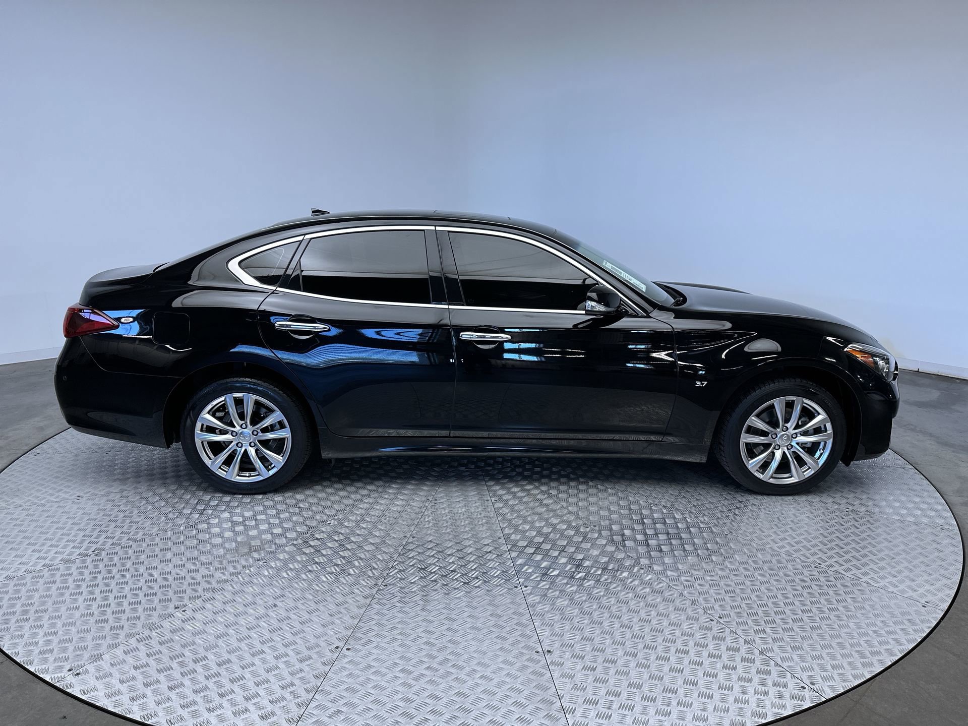 Used 2016 INFINITI Q70 3.7 AWD/4WD image 10