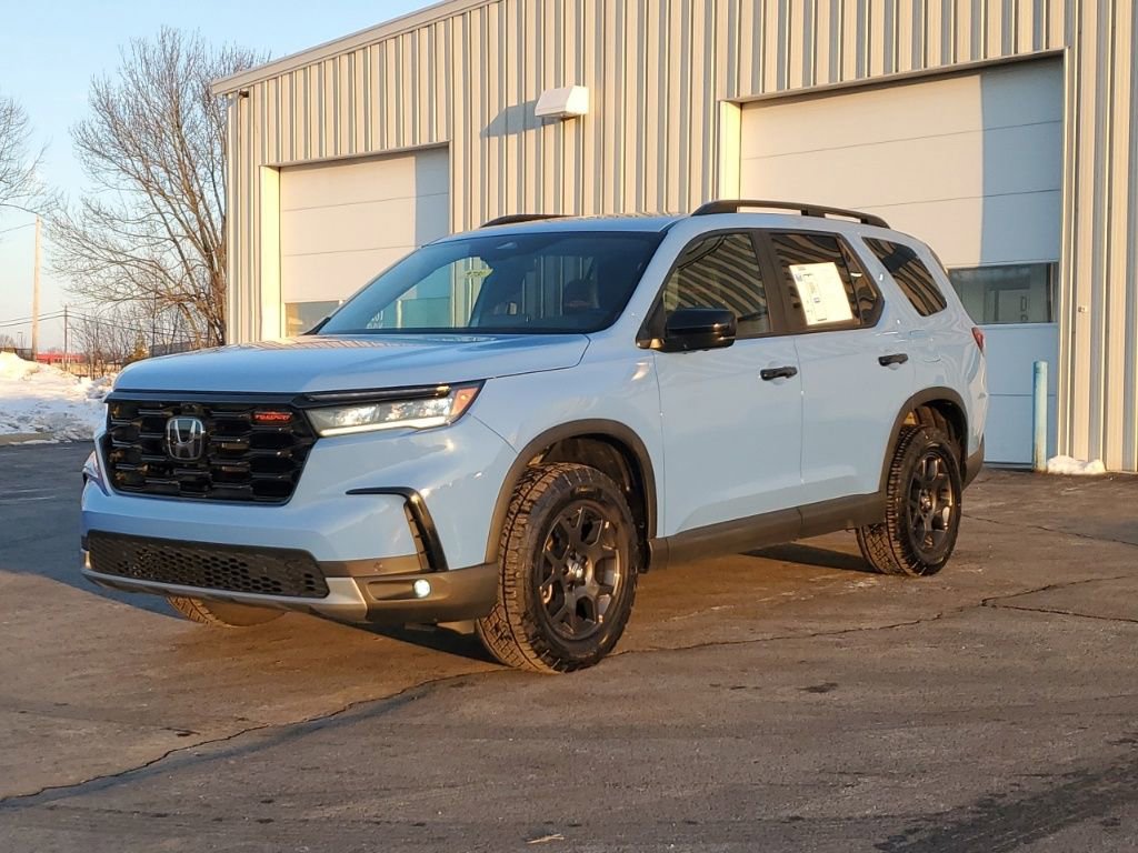 Certified 2025 Honda Pilot TrailSport image 3
