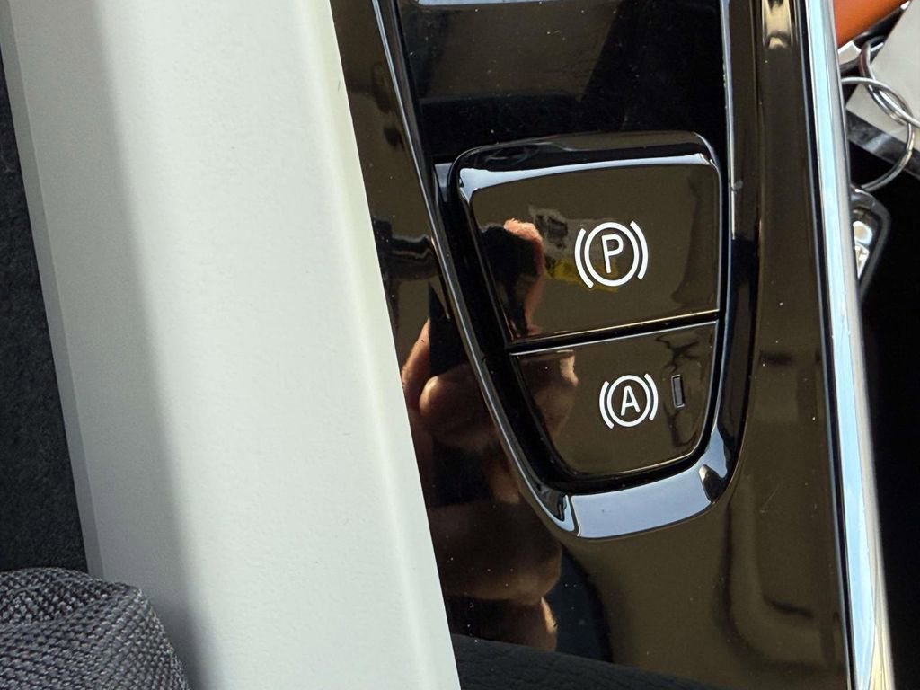 Used 2021 Volvo V60 T5 Cross Country image 25