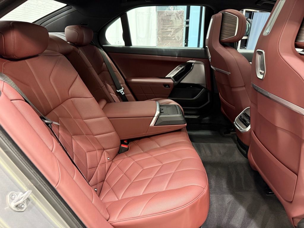 Used 2023 BMW 760i xDrive image 29