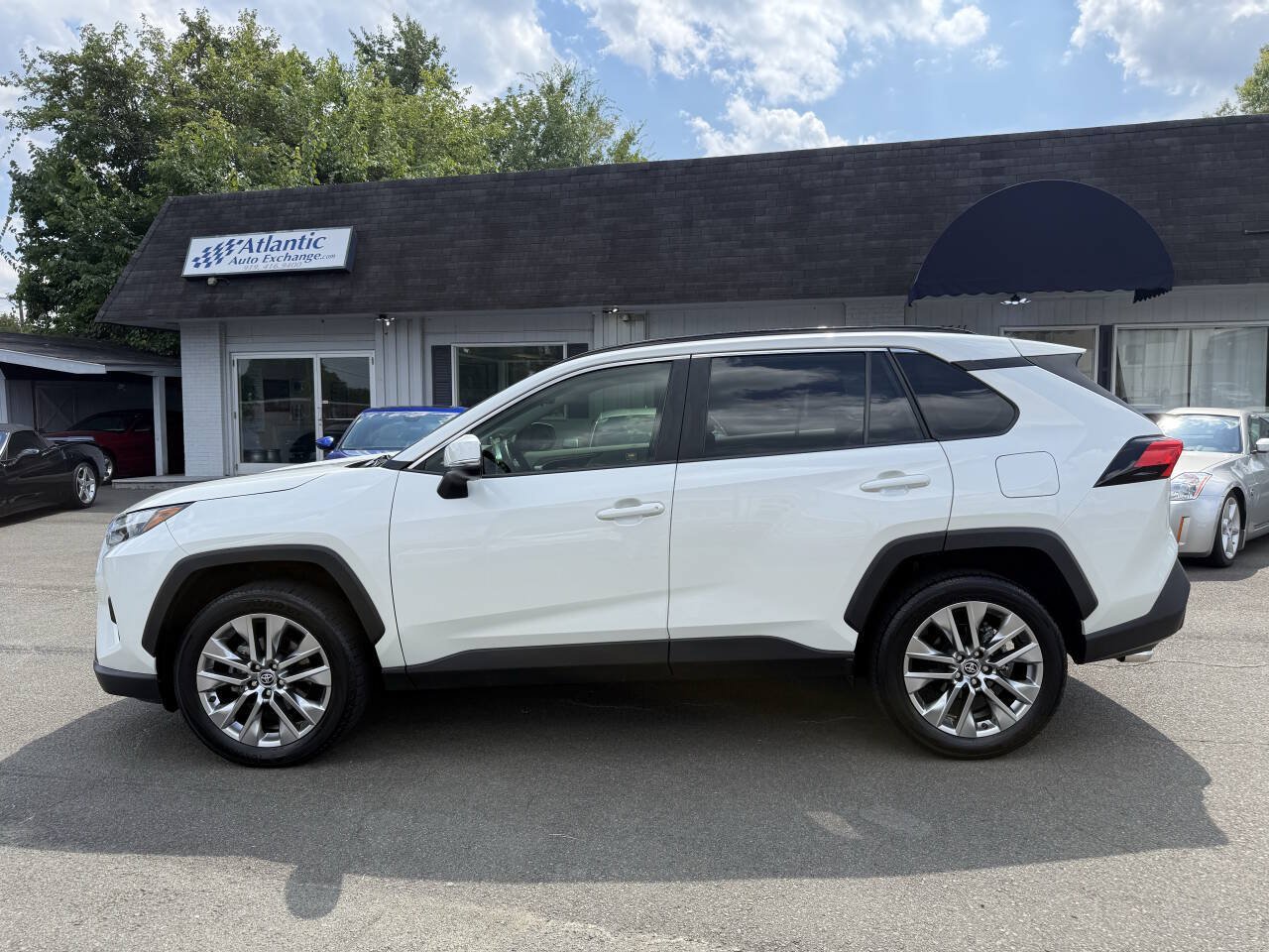 Used 2022 Toyota RAV4 XLE Premium FWD image 5
