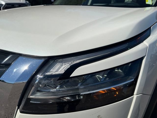 Used 2023 Nissan Pathfinder Platinum w/ Lighting Package (N93) FWD image 10