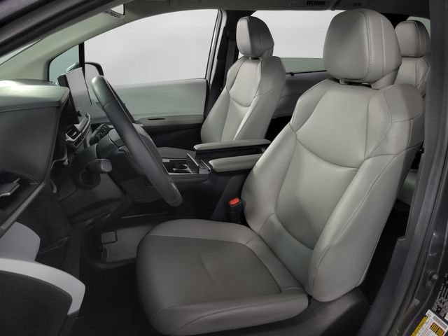 Used 2025 Toyota Sienna XLE FWD image 14
