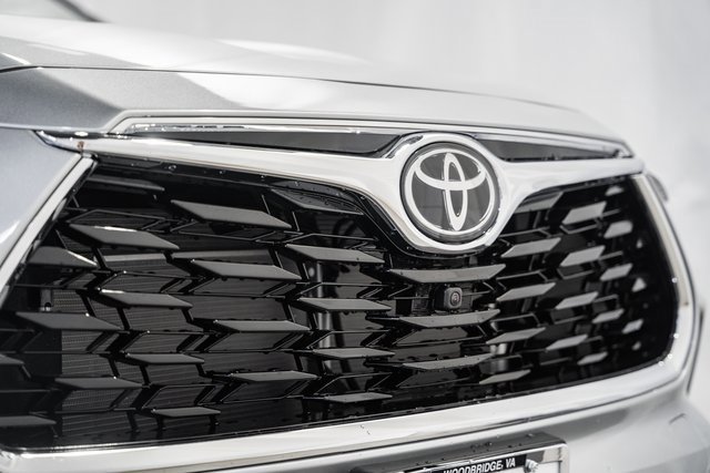 New 2025 Toyota Highlander Platinum image 11