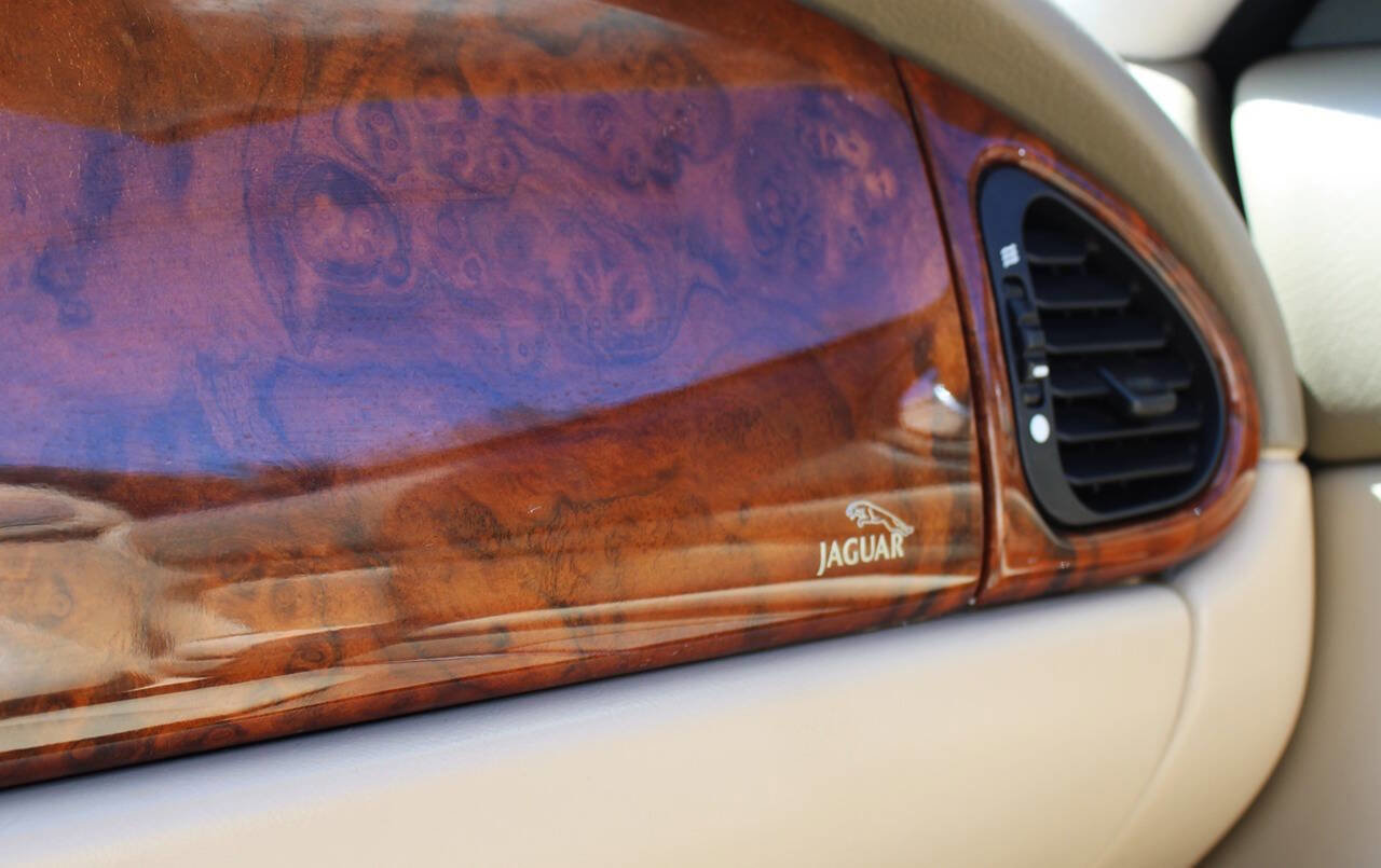 Used 2004 Jaguar XK8 Convertible image 23