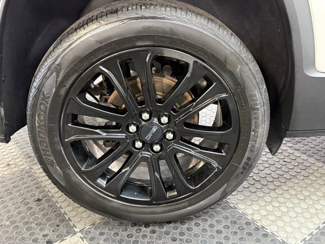 Used 2022 GMC Acadia SLT w/ Elevation Edition image 15