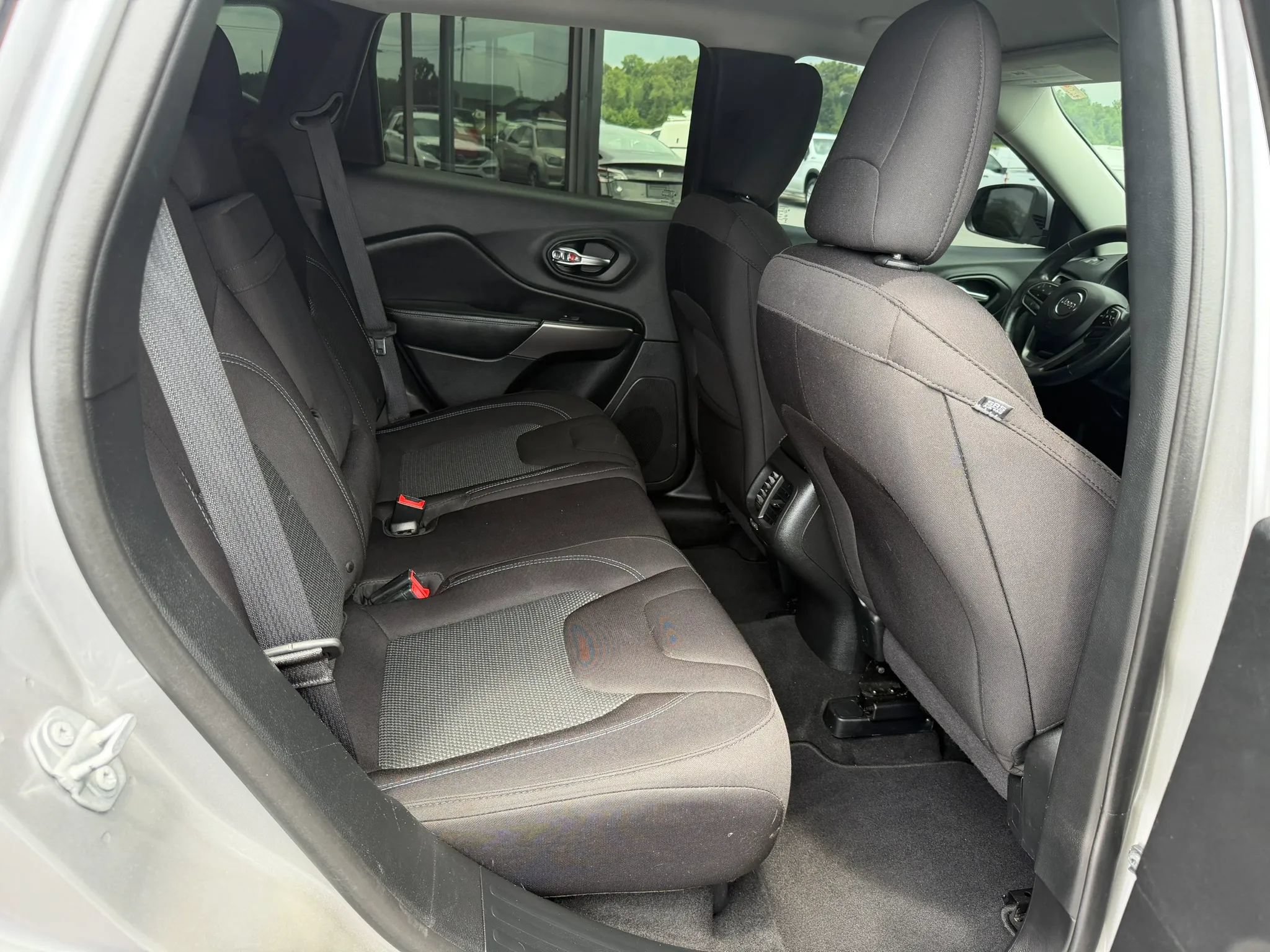 Used 2019 Jeep Cherokee Latitude w/ Popular Appearance Group FWD image 12