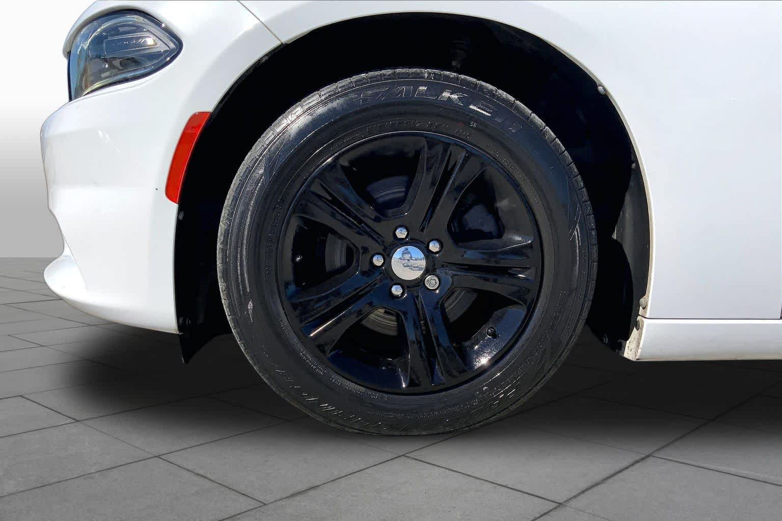 Used 2018 Dodge Charger SXT RWD image 11
