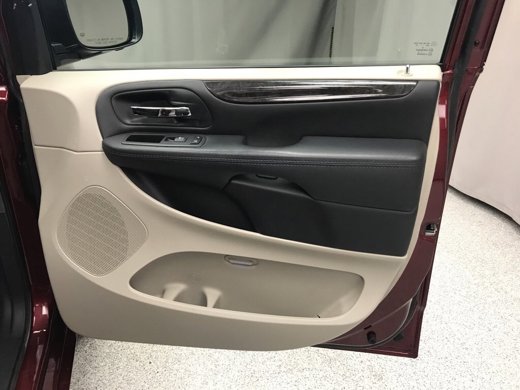 Used 2018 Dodge Grand Caravan SE image 16