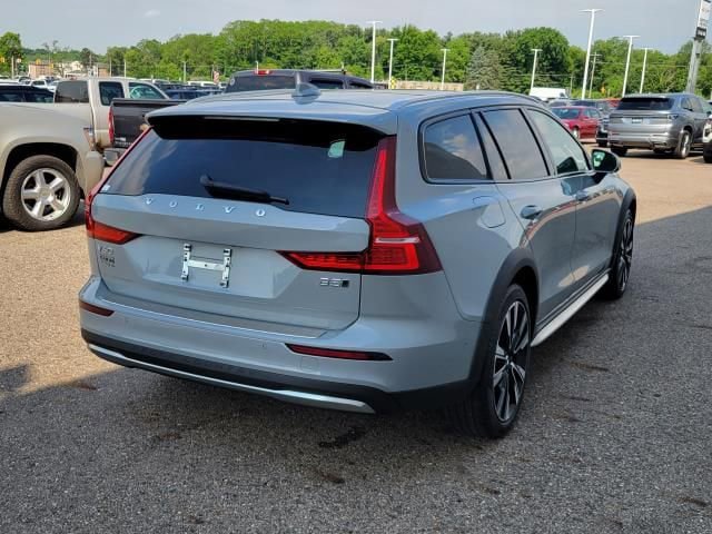 Used 2024 Volvo V60 B5 Cross Country Ultimate AWD/4WD image 5