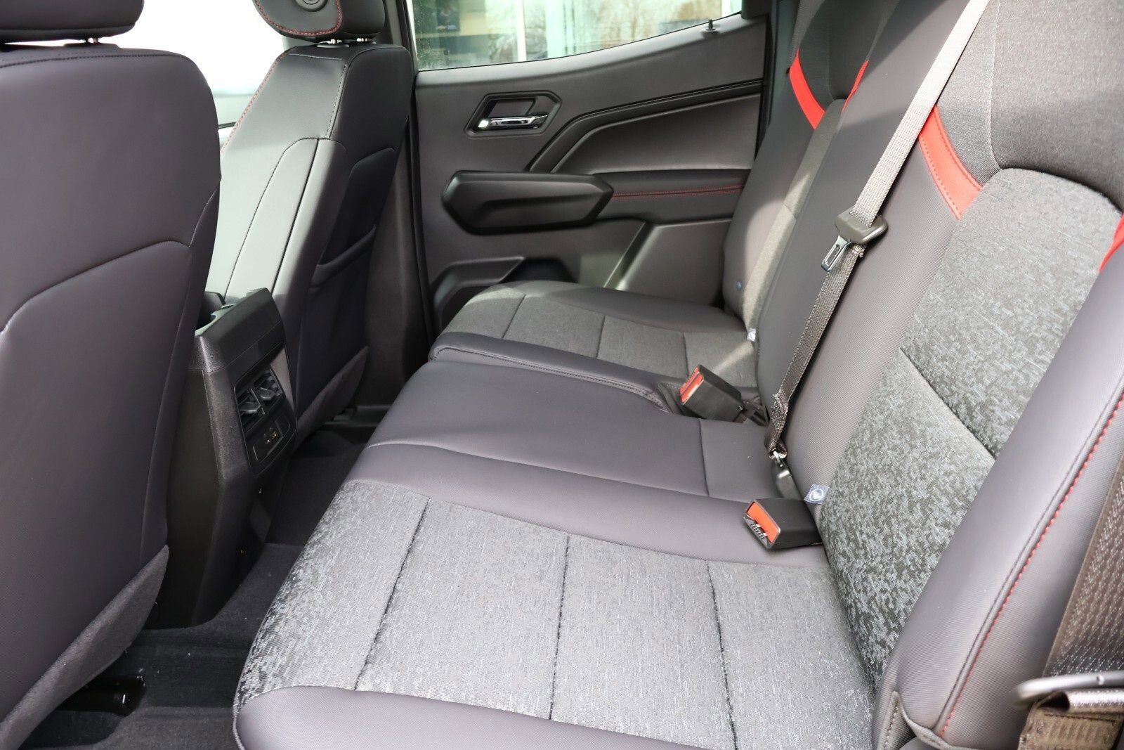 New 2025 Chevrolet Colorado Z71 w/ Midnight Edition image 30