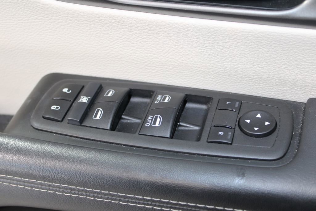 Used 2024 Chrysler Pacifica Touring-L image 35