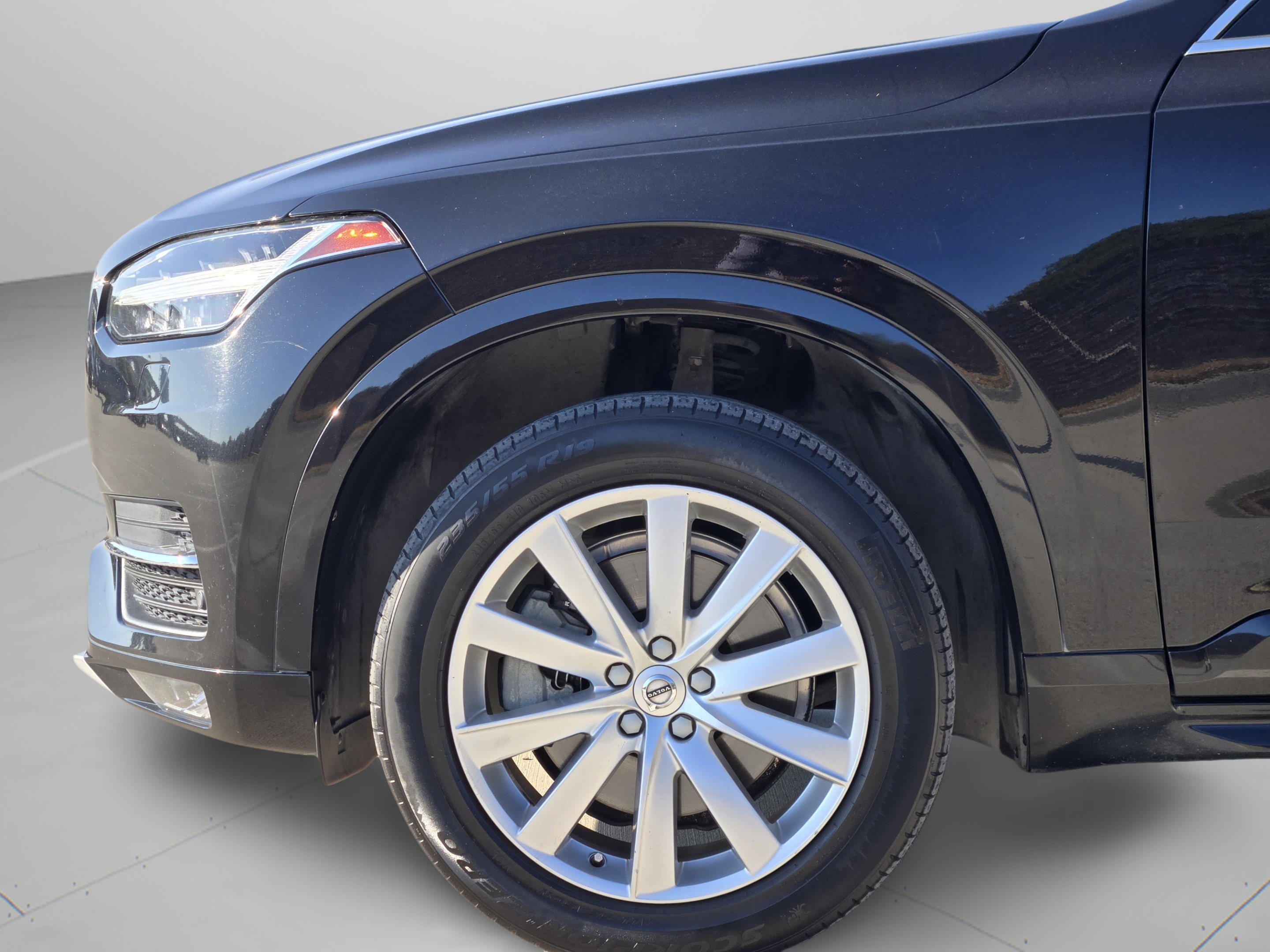 Used 2016 Volvo XC90 T6 Momentum w/ Momentum Plus Package AWD/4WD image 32