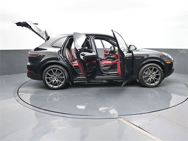 Certified 2023 Porsche Cayenne Platinum Edition image 32