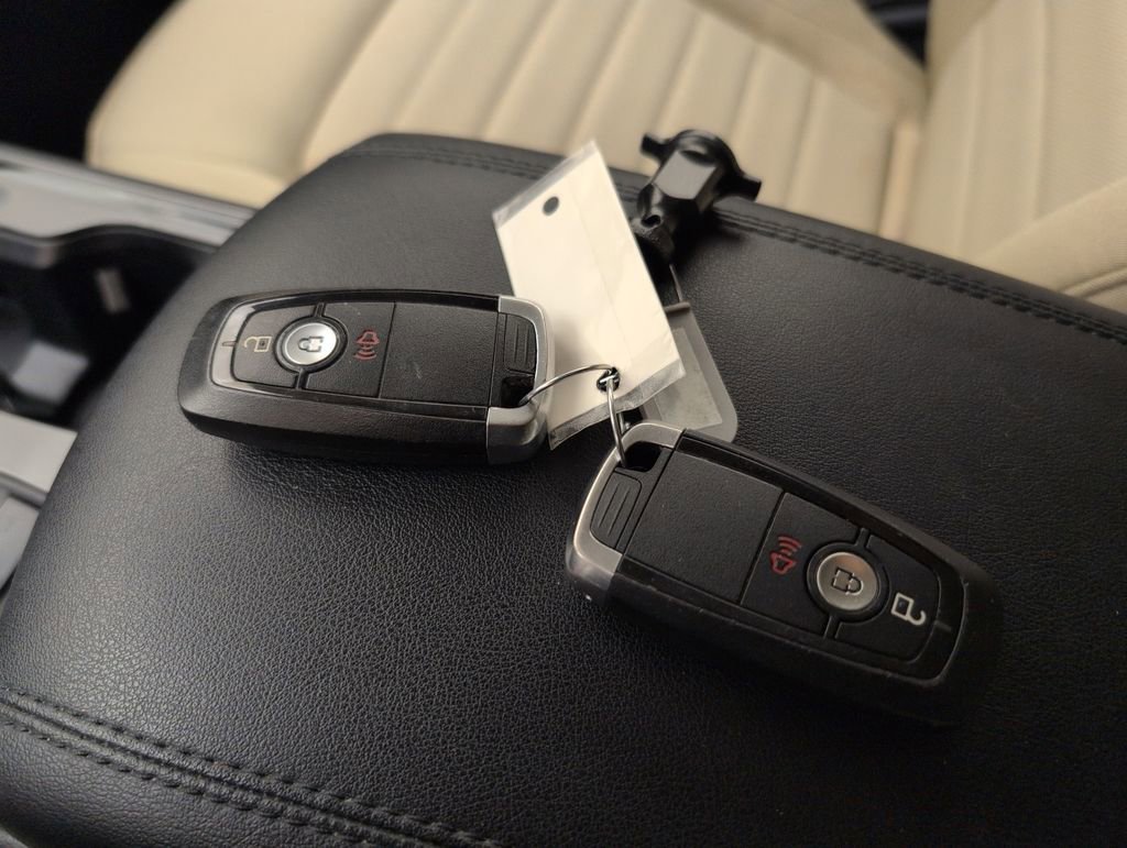 Used 2020 Ford Edge SE FWD image 39