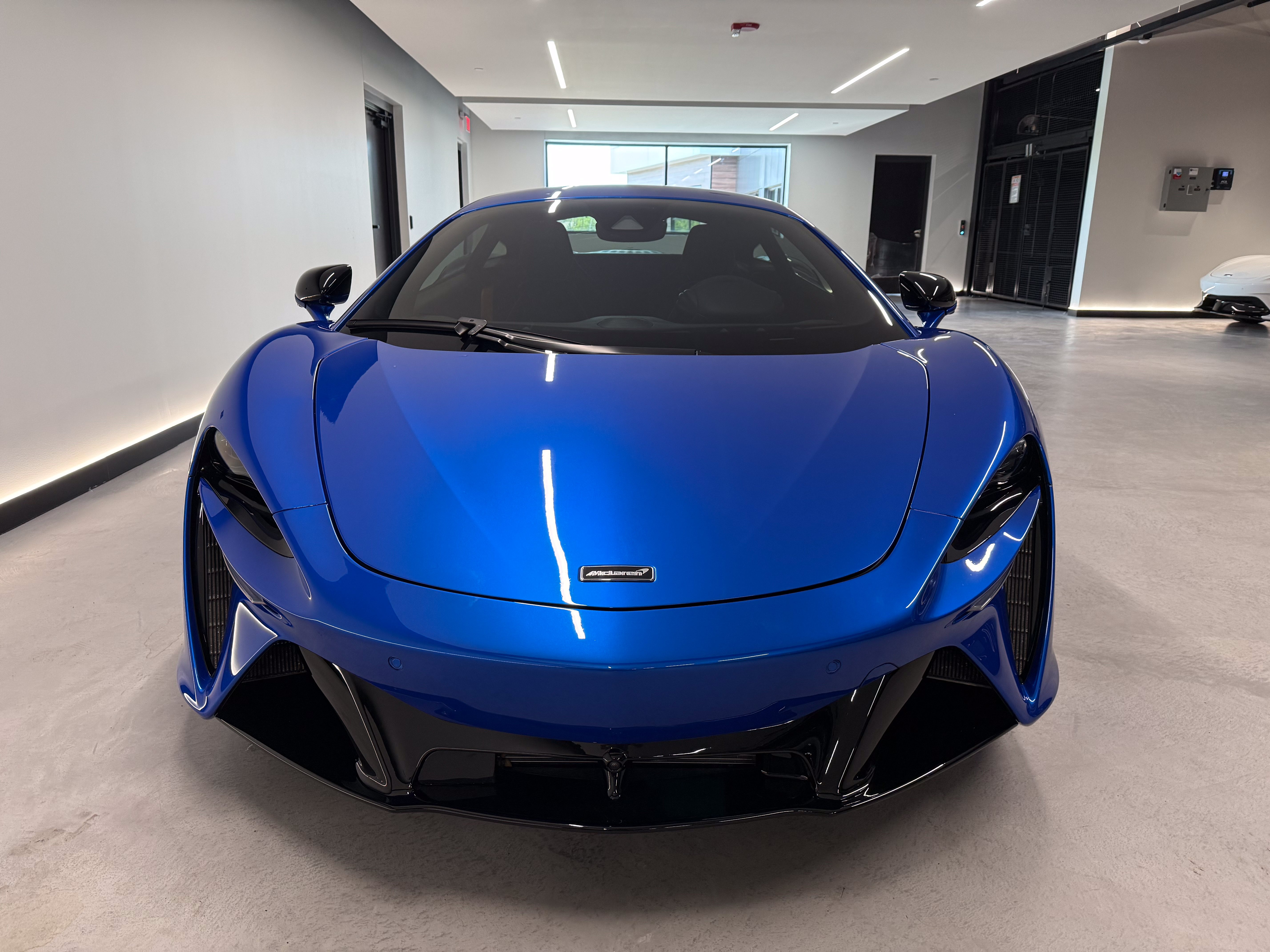 Used 2024 McLaren Artura RWD image 10