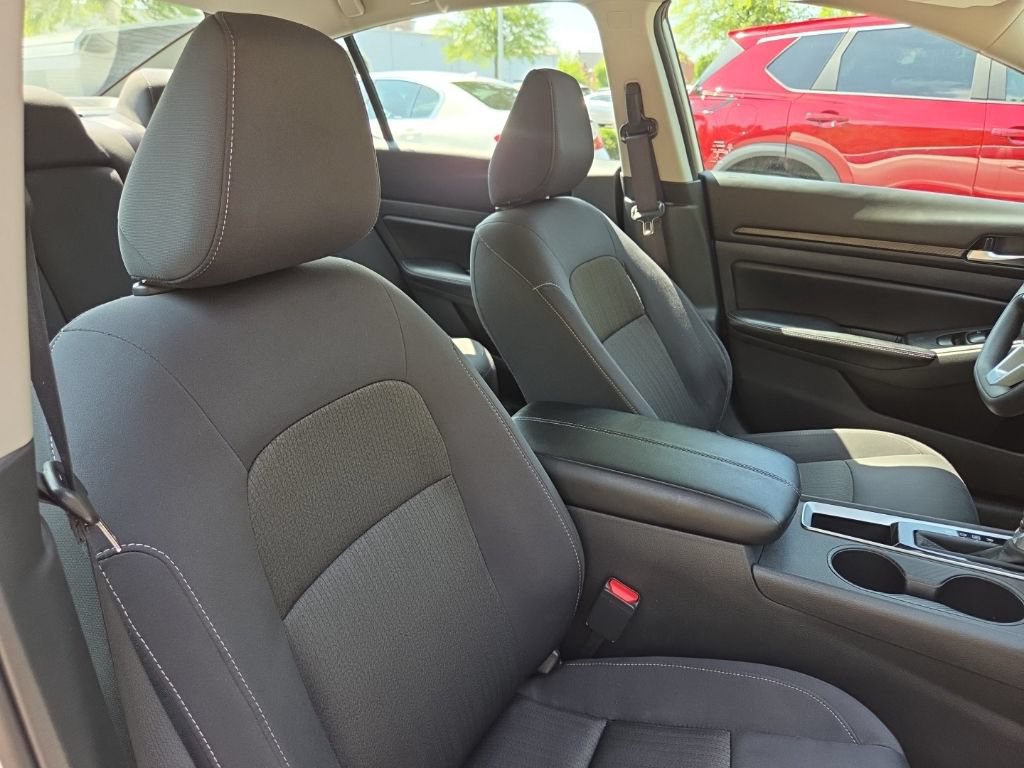 Used 2025 Nissan Altima 2.5 SV FWD image 41