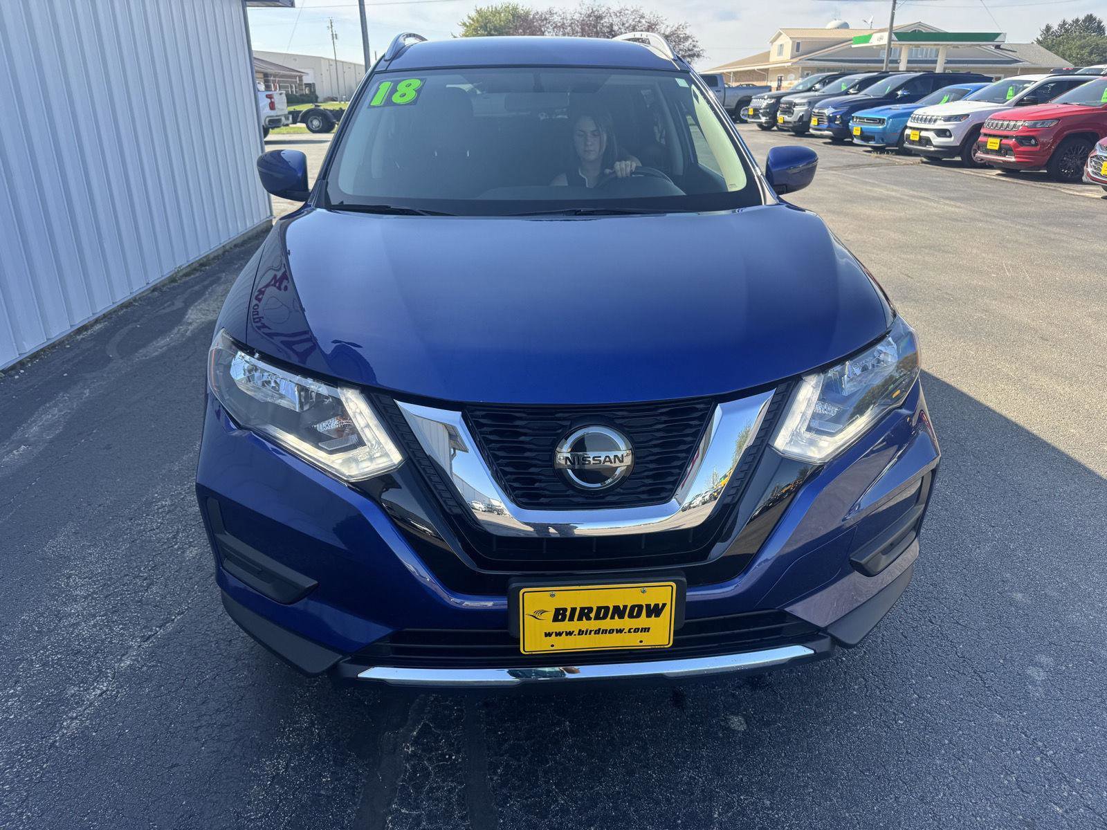 Used 2018 Nissan Rogue SV image 2
