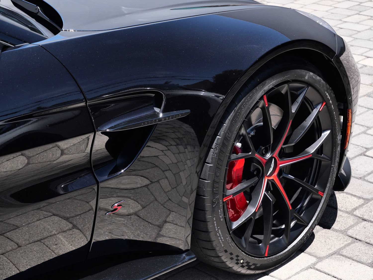 New 2026 Aston Martin V8 Vantage S RWD image 9