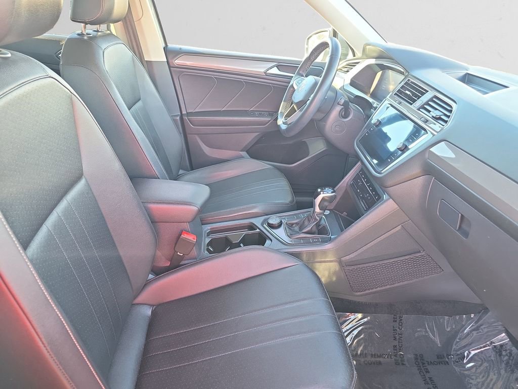 Used 2023 Volkswagen Tiguan SE w/ Panoramic Sunroof Package image 15