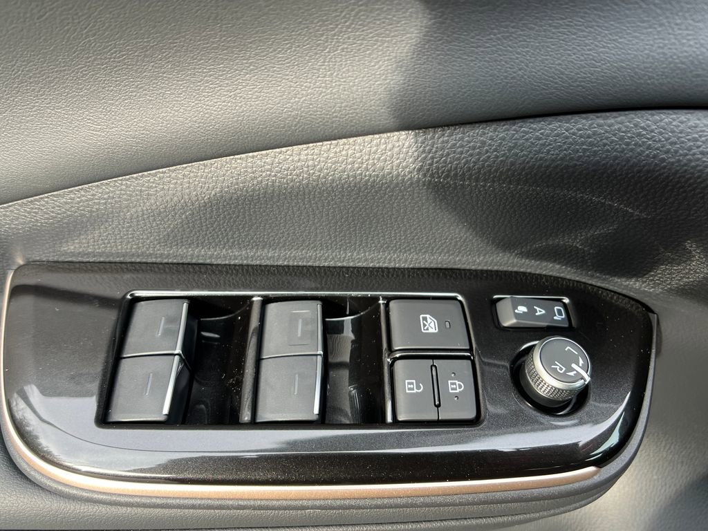 New 2025 Toyota Crown Signia image 12