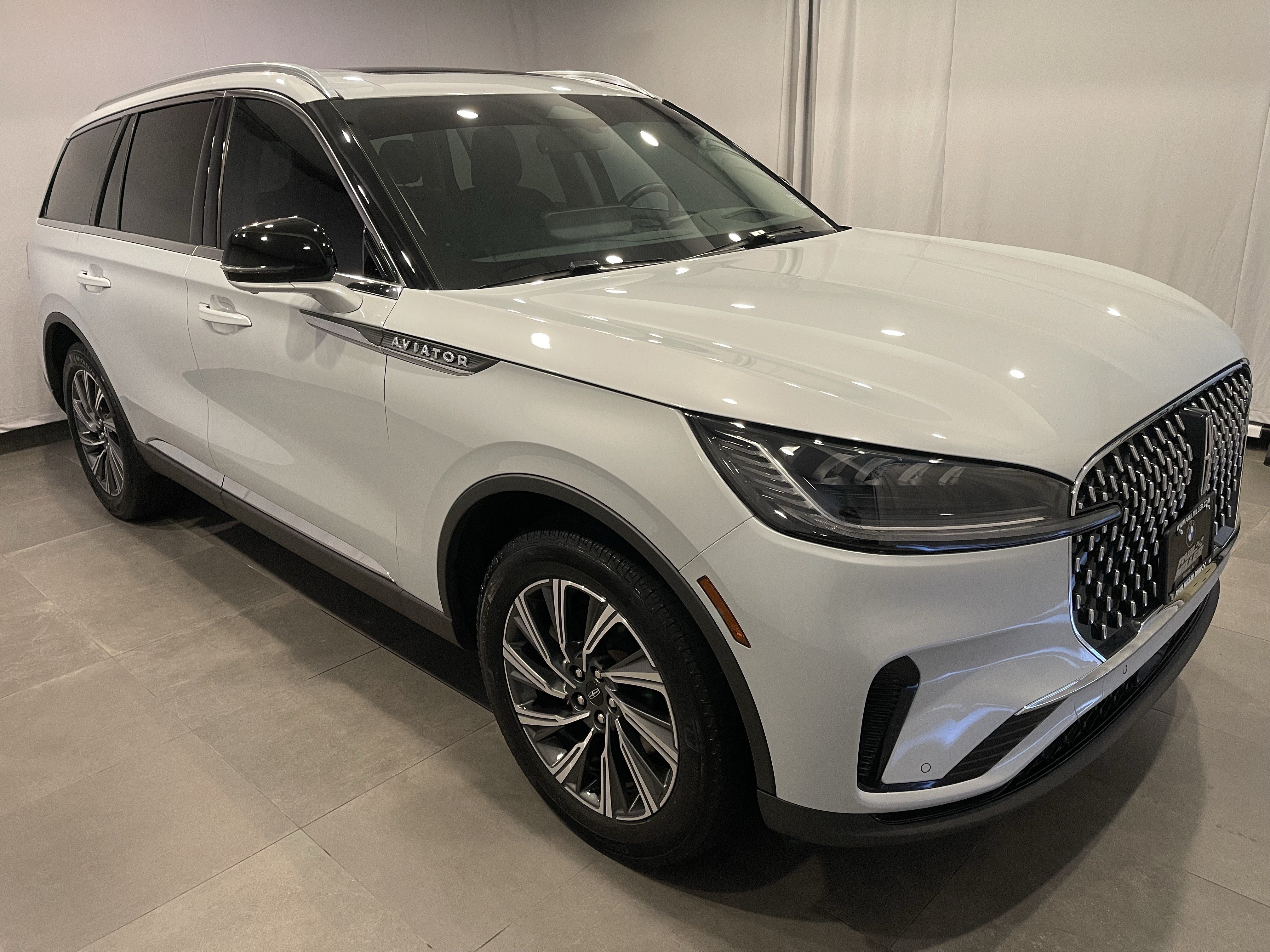 Used 2025 Lincoln Aviator AWD w/ Equipment Group 101A image 3