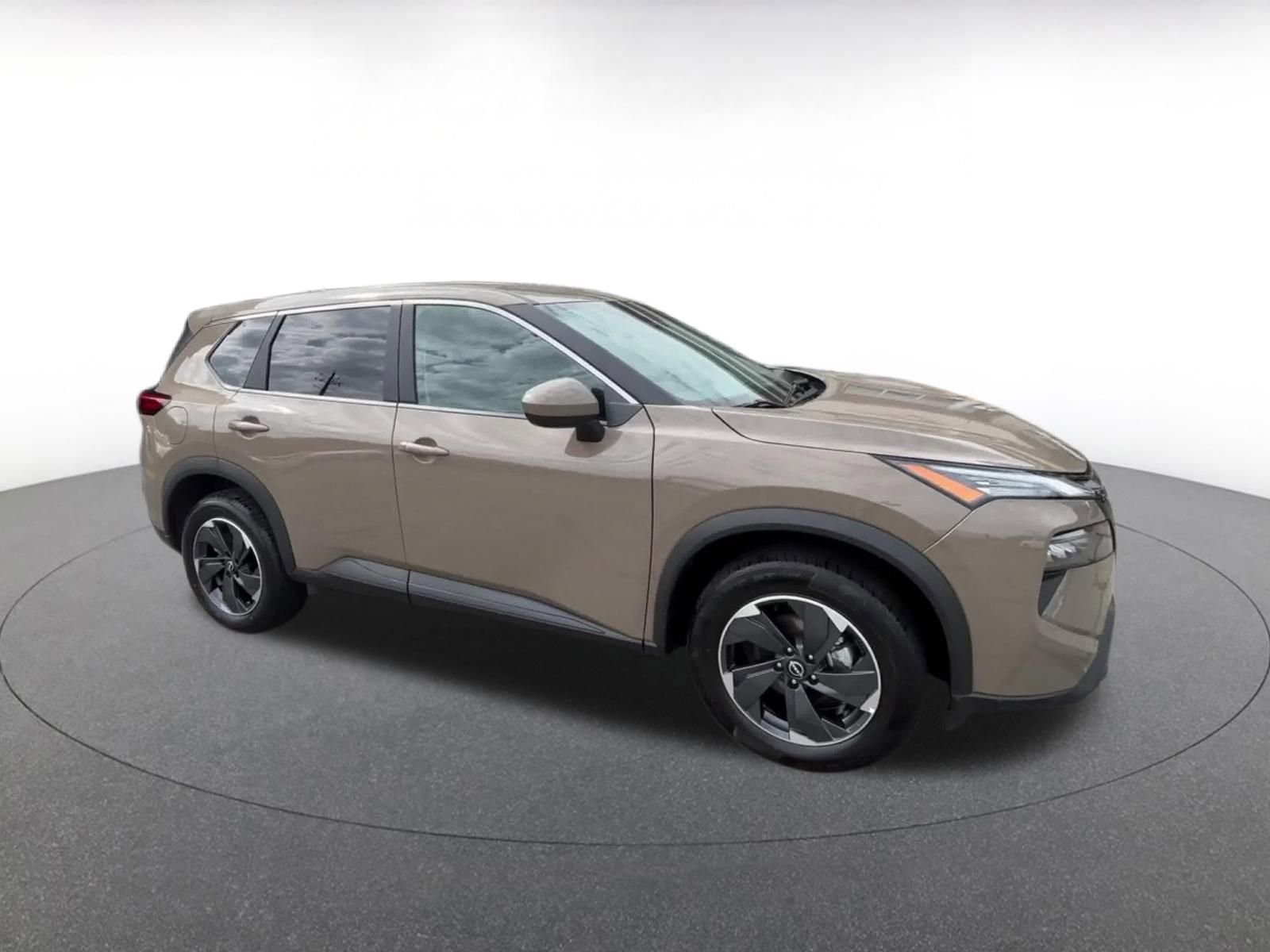 Used 2025 Nissan Rogue SV AWD/4WD image 2
