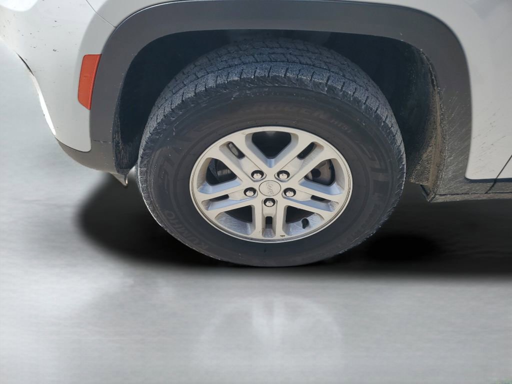 Used 2023 Jeep Grand Cherokee Laredo RWD image 24