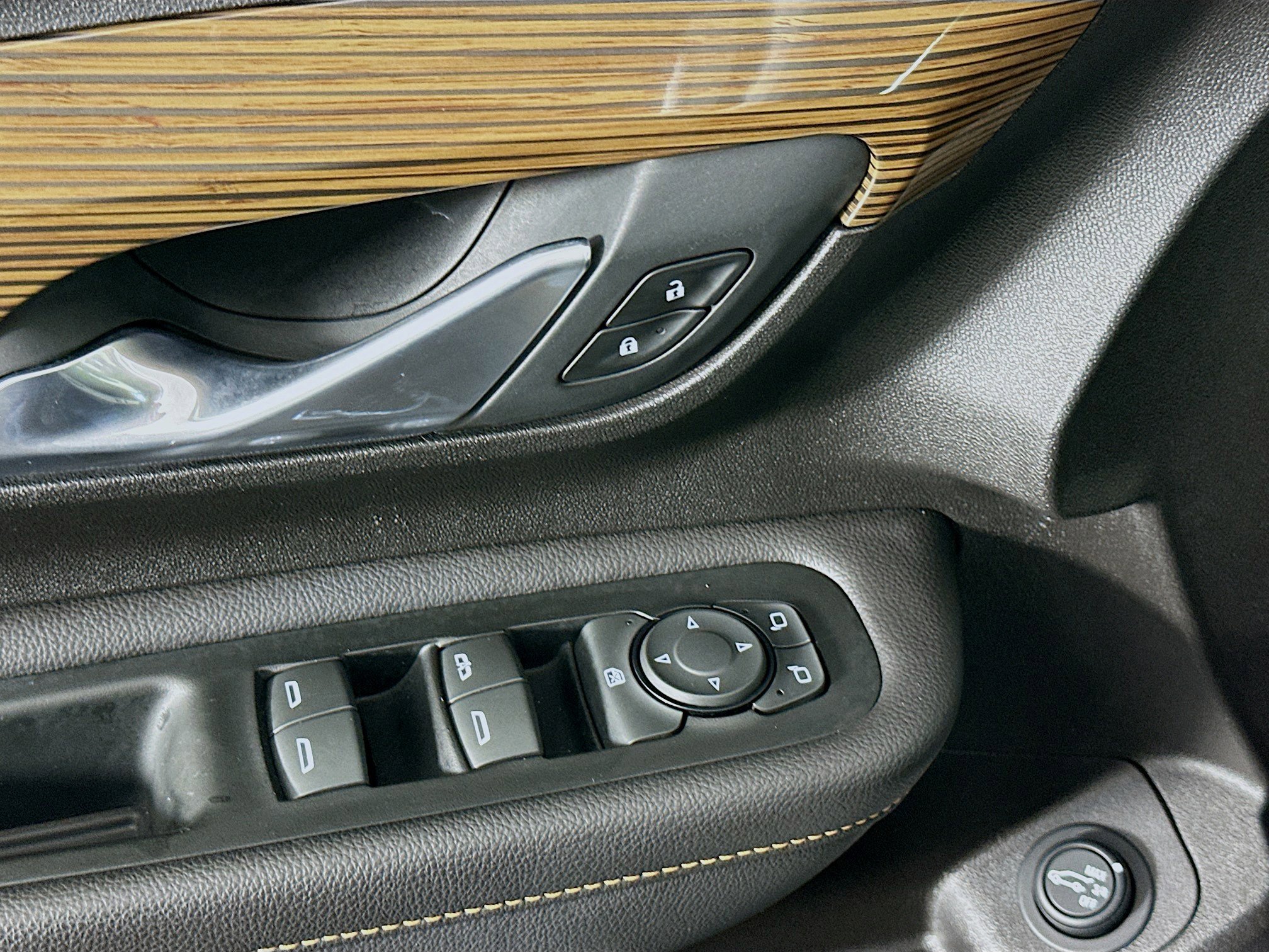 Used 2018 GMC Terrain SLE w/ Driver Convenience Package image 15