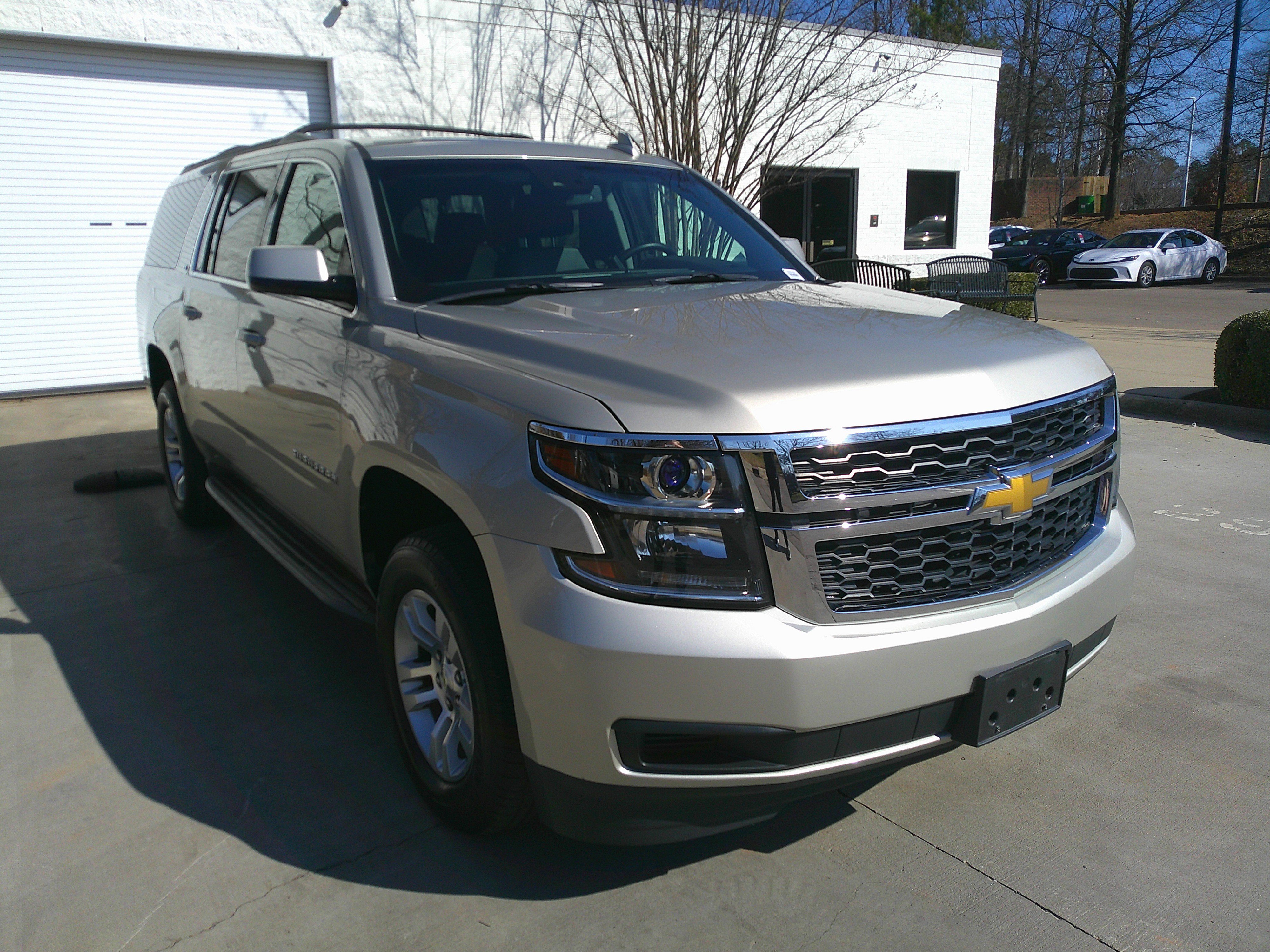 Used 2017 Chevrolet Suburban LT image 2