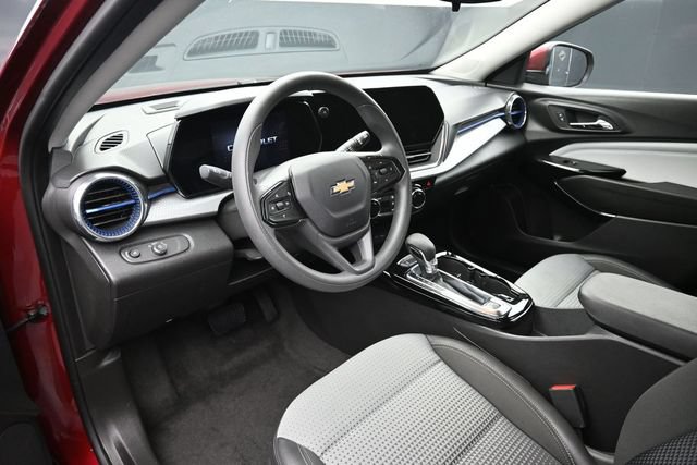 Used 2025 Chevrolet Trax LT FWD image 11