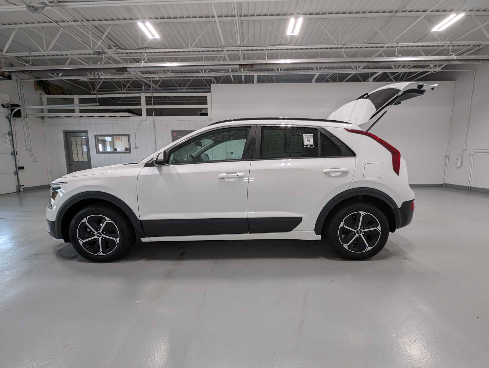 Used 2024 Kia Niro EX FWD image 12