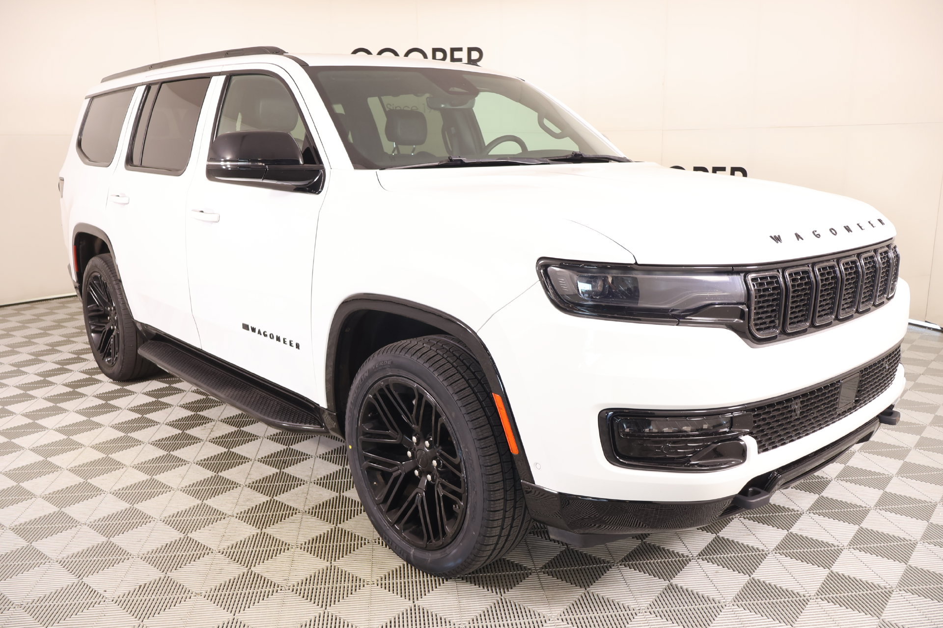 Used 2024 Jeep Wagoneer Series II RWD image 1