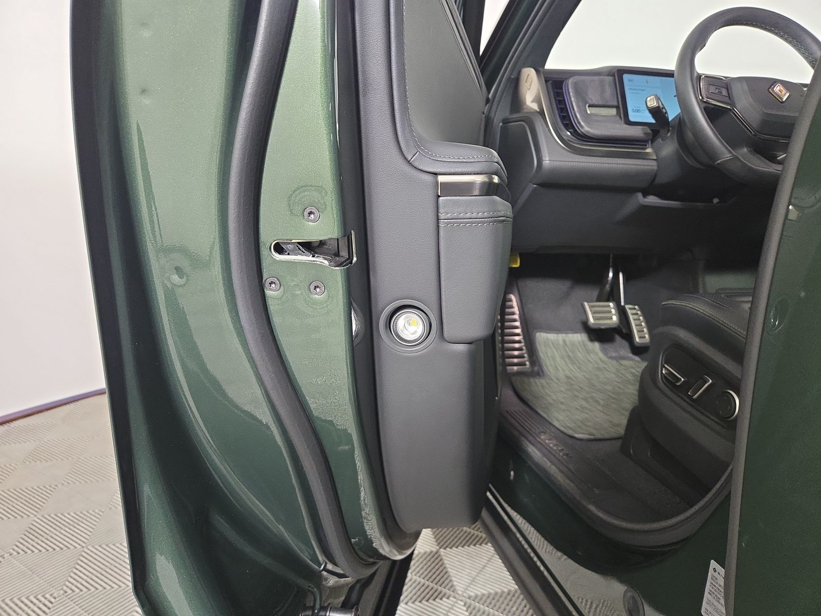 Used 2024 Rivian R1T Adventure Dual AWD/4WD image 30