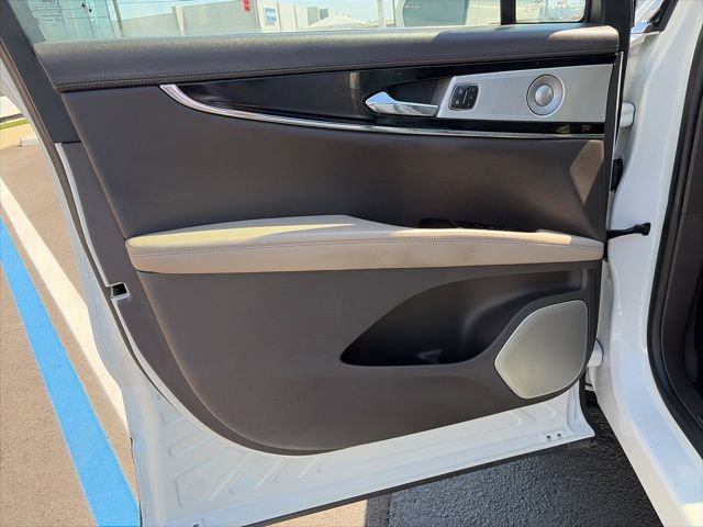 Used 2022 Lincoln Nautilus Reserve w/ Equipment Group 202A image 10