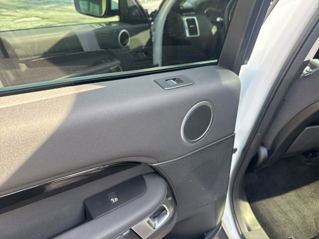 Used 2023 Land Rover Discovery S image 28