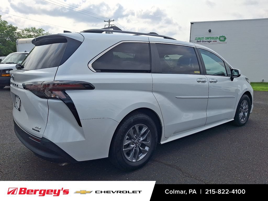 Used 2023 Toyota Sienna XLE AWD/4WD image 5