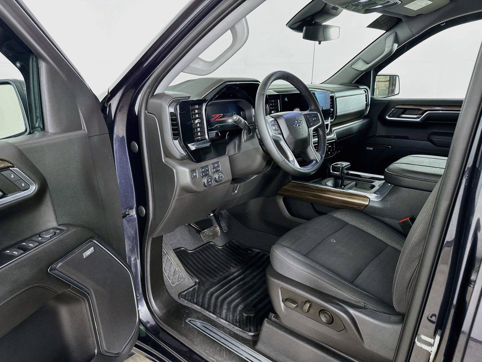 Used 2023 Chevrolet Silverado 1500 RST w/ Convenience Package II AWD/4WD image 3