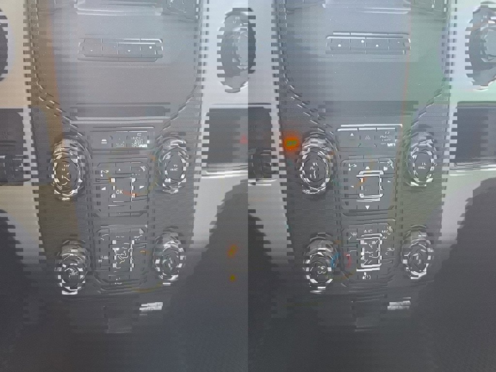 Used 2013 Ford F150 XLT w/ Luxury Equipment Group image 28