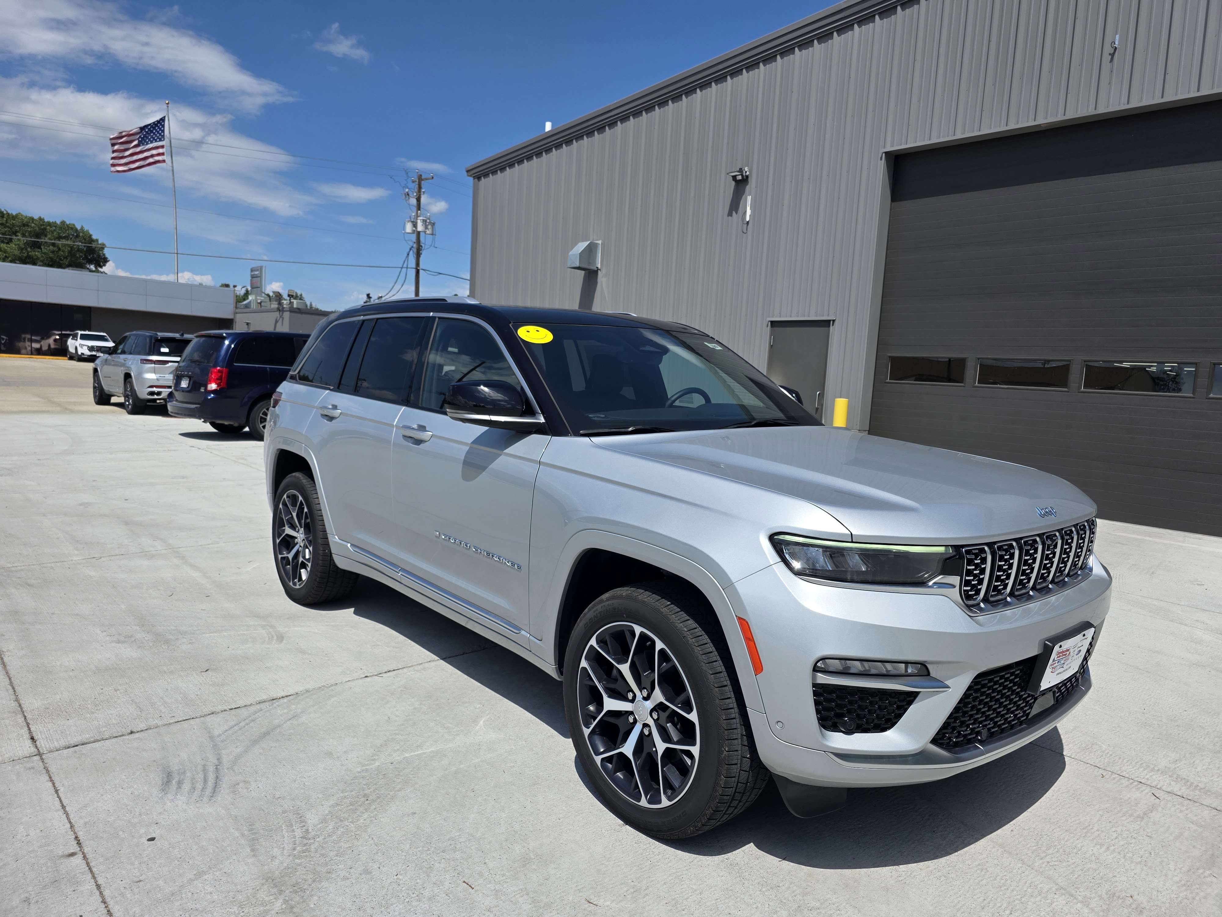 Used 2023 Jeep Grand Cherokee Summit image 2