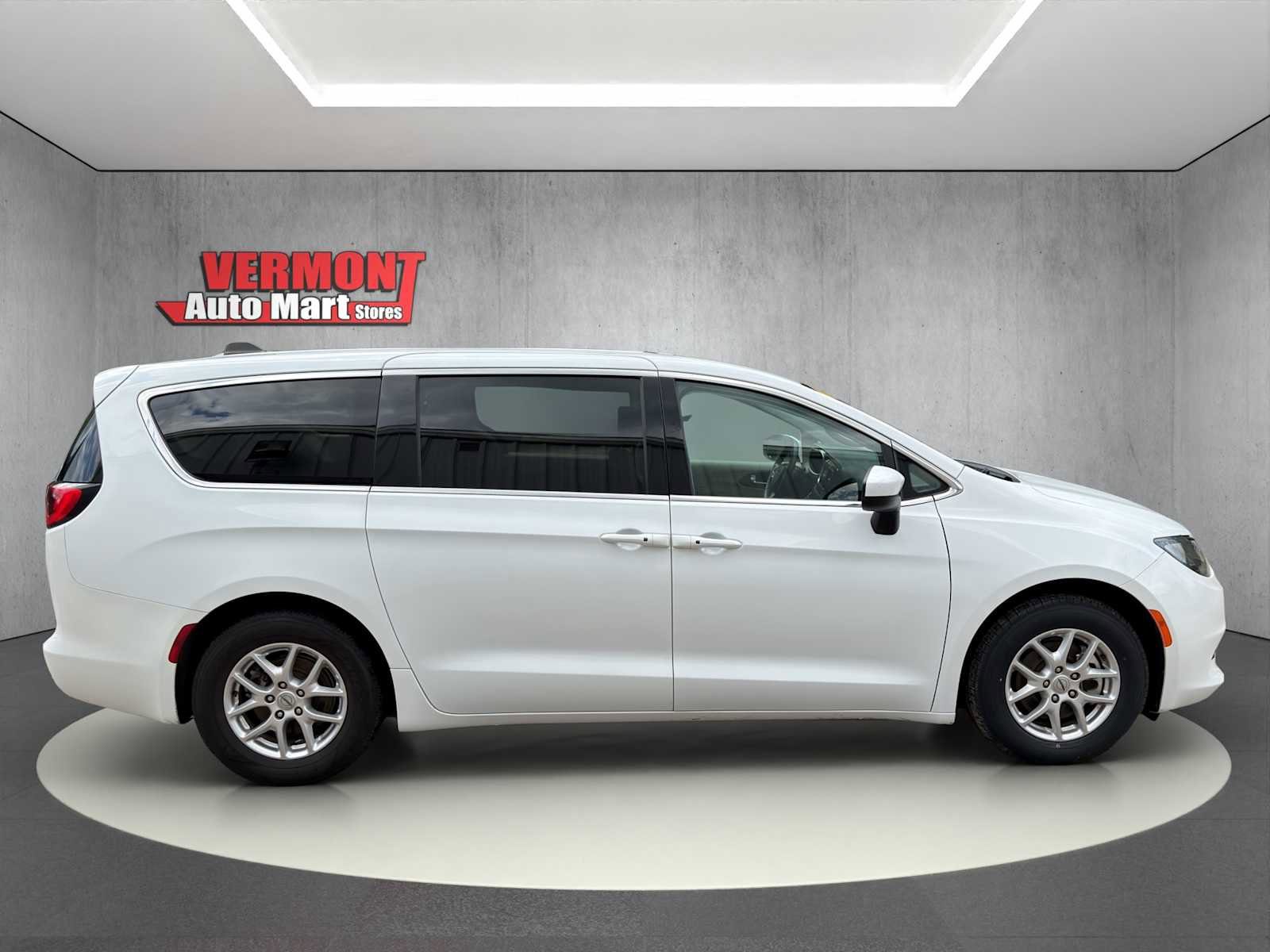 Used 2023 Chrysler Voyager LX FWD image 9