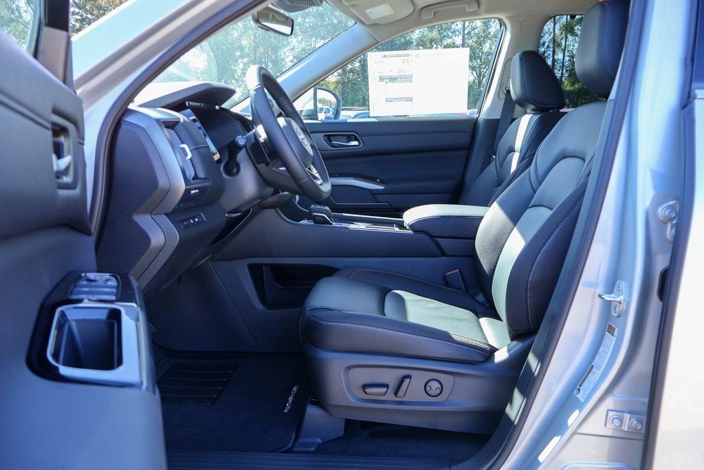 New 2025 Nissan Pathfinder SL image 7