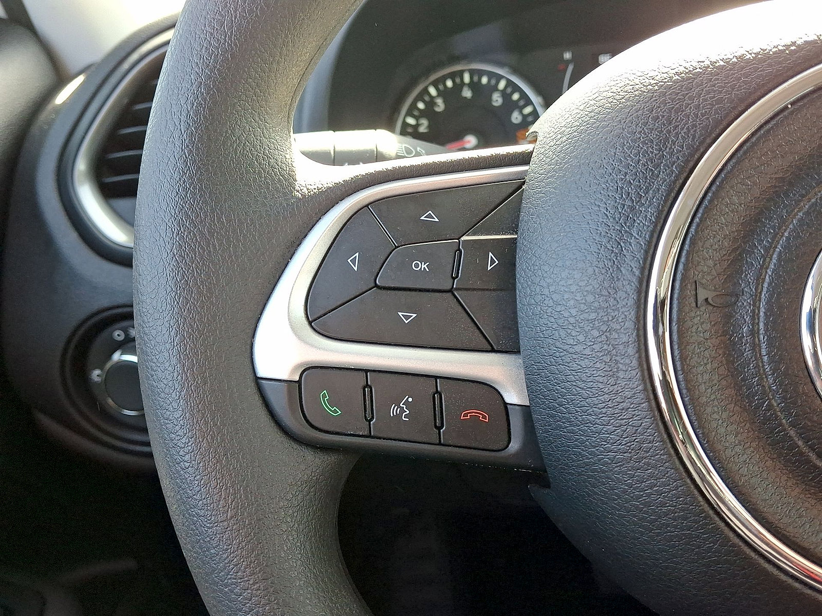 Used 2023 Jeep Renegade Latitude AWD/4WD image 17