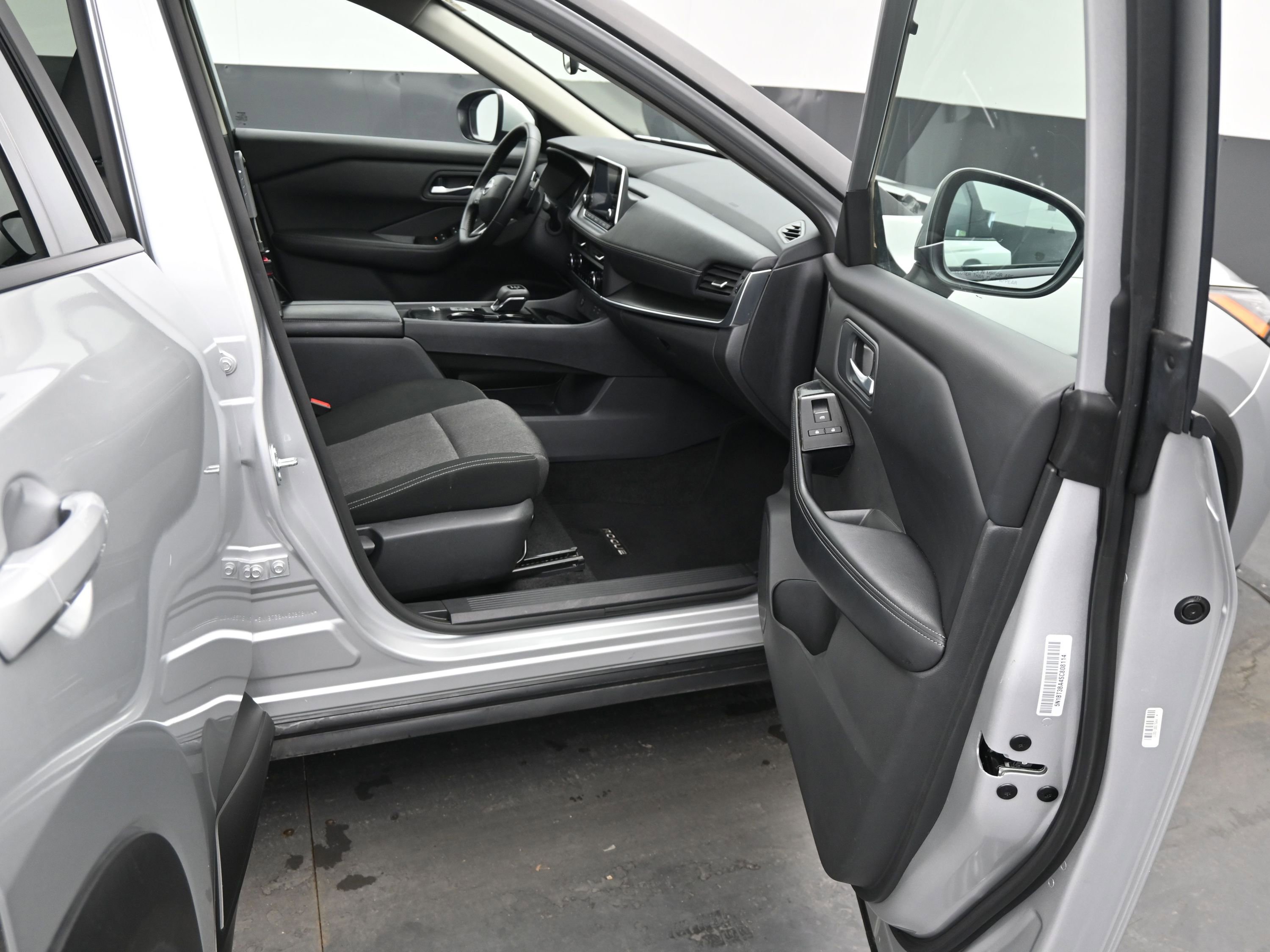 Used 2025 Nissan Rogue SV image 13